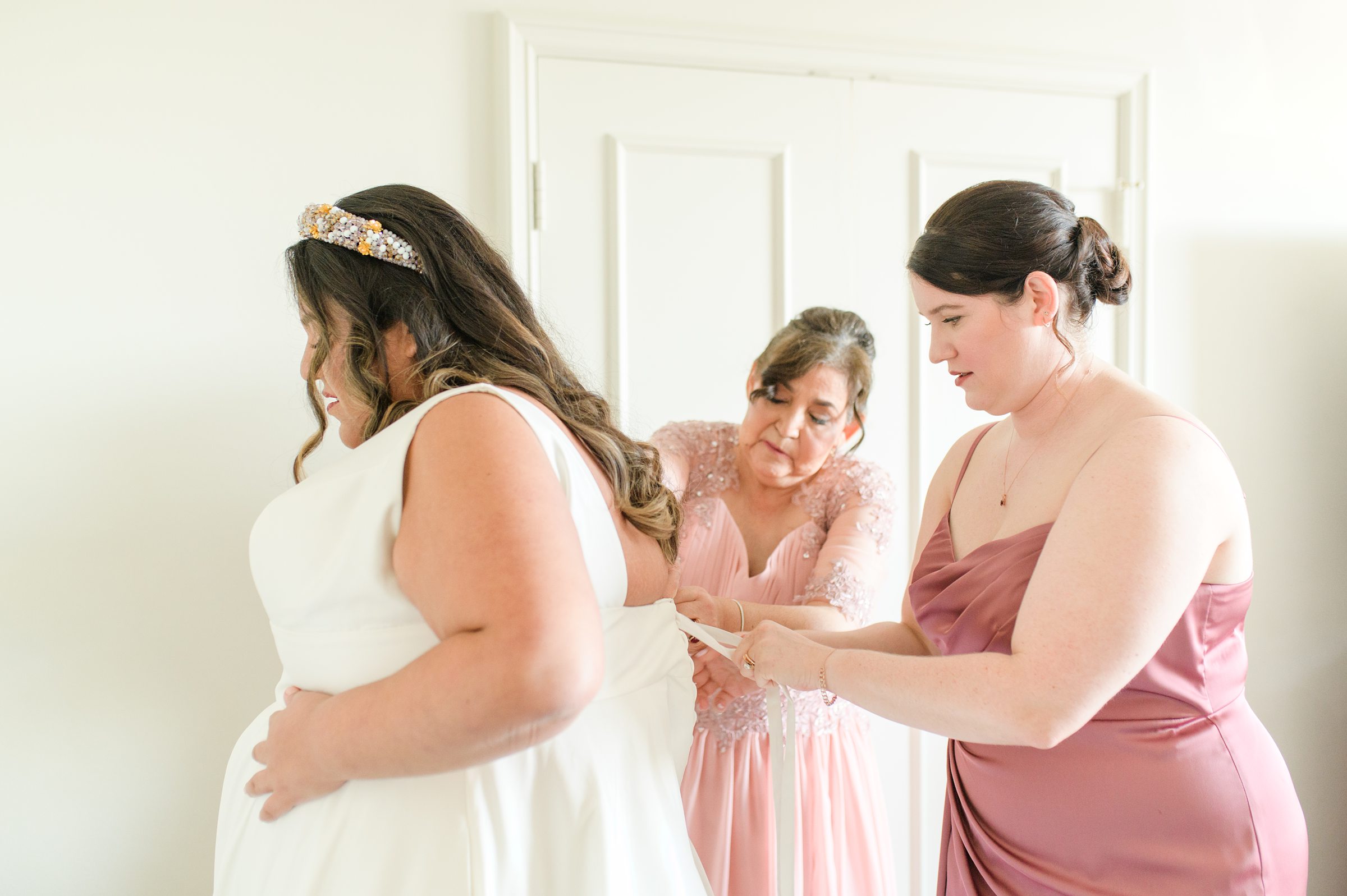 Intimate Fall shades of pink and blue Wedding at the DC War Memorial in Washington DC Photographed by Baltimore Wedding Photographer Cait Kramer Photography