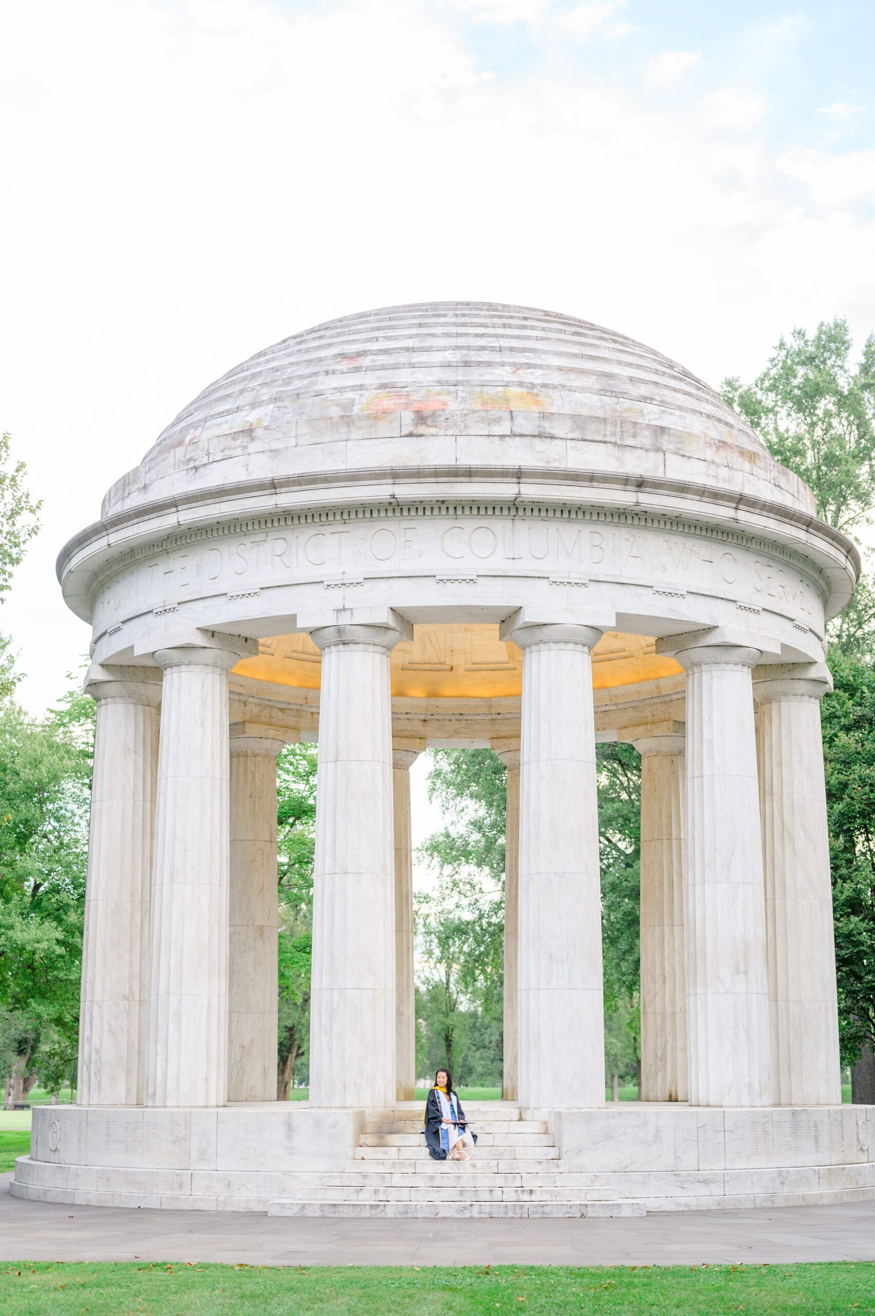 College graduation portrait session at the DC War Memorial in Washington, D.C. photographed by Baltimore Grad Photographer Cait Kramer.