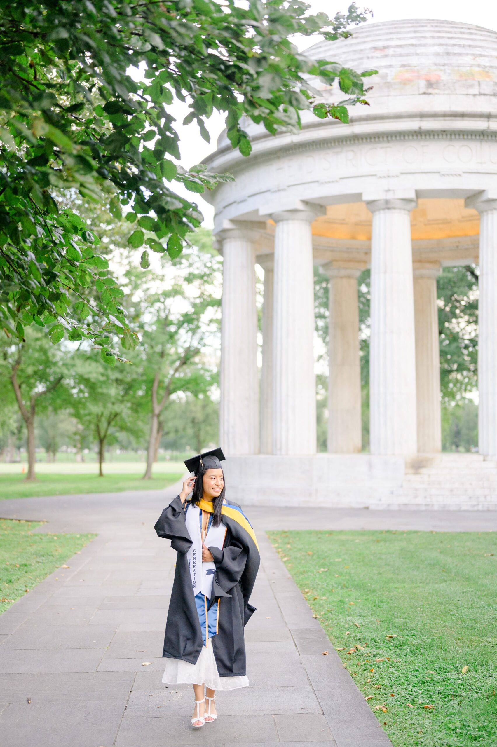 College graduation portrait session at the DC War Memorial in Washington, D.C. photographed by Baltimore Grad Photographer Cait Kramer.