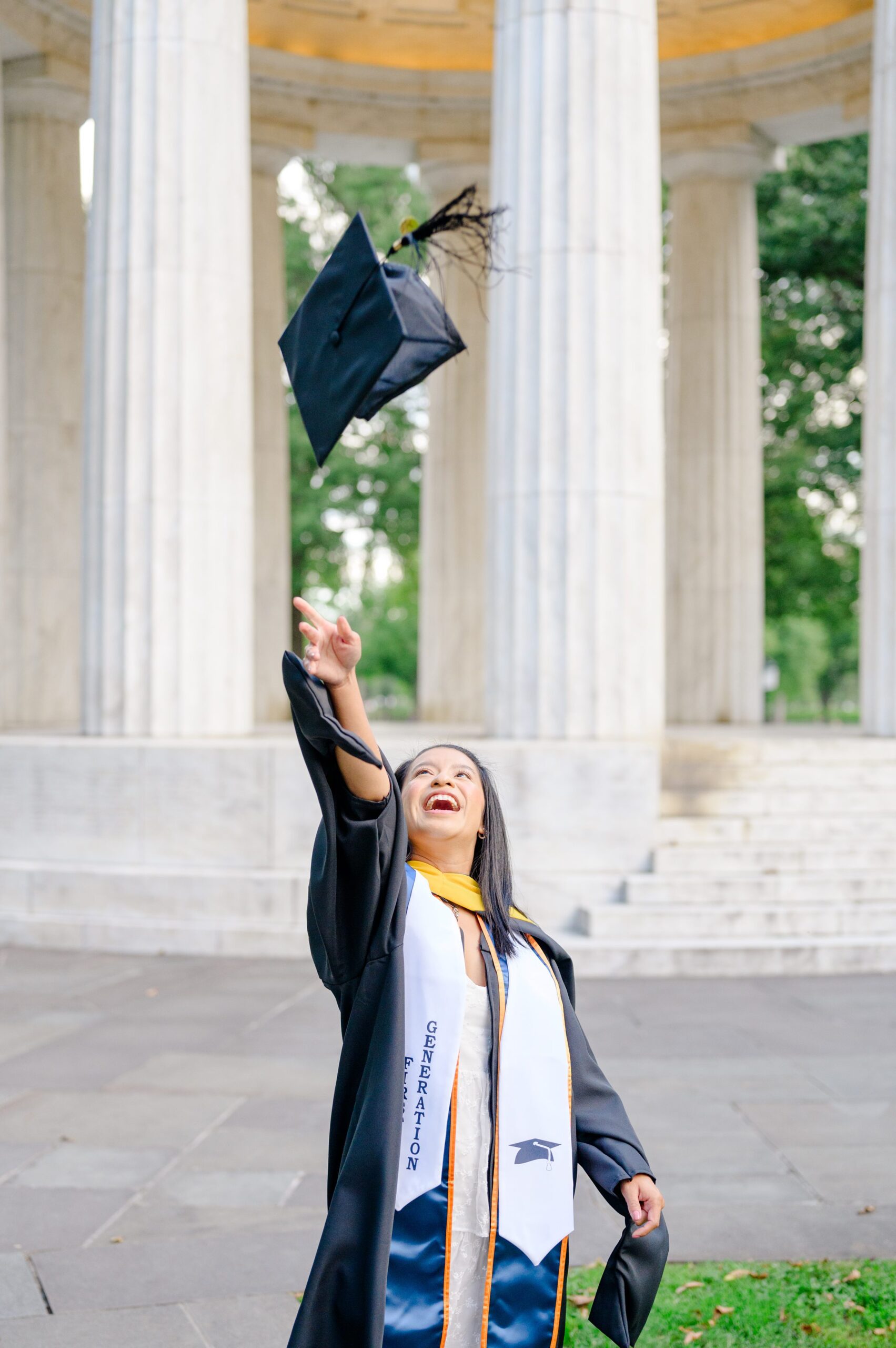 College graduation portrait session at the DC War Memorial in Washington, D.C. photographed by Baltimore Grad Photographer Cait Kramer.