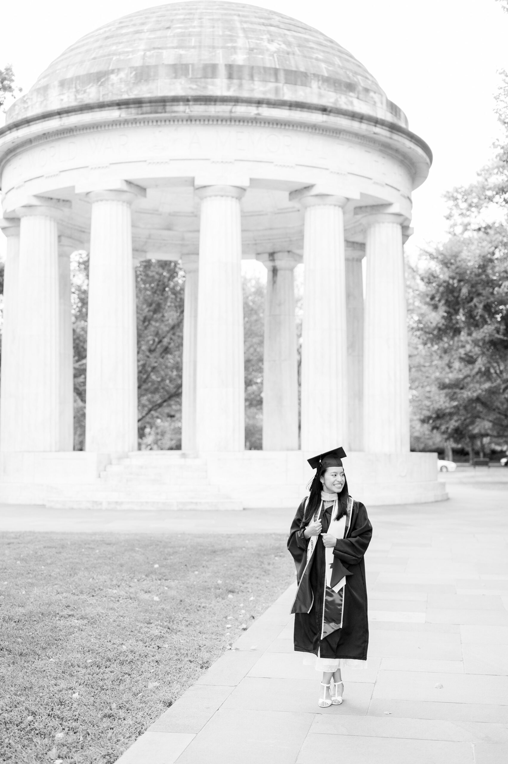 College graduation portrait session at the DC War Memorial in Washington, D.C. photographed by Baltimore Grad Photographer Cait Kramer.