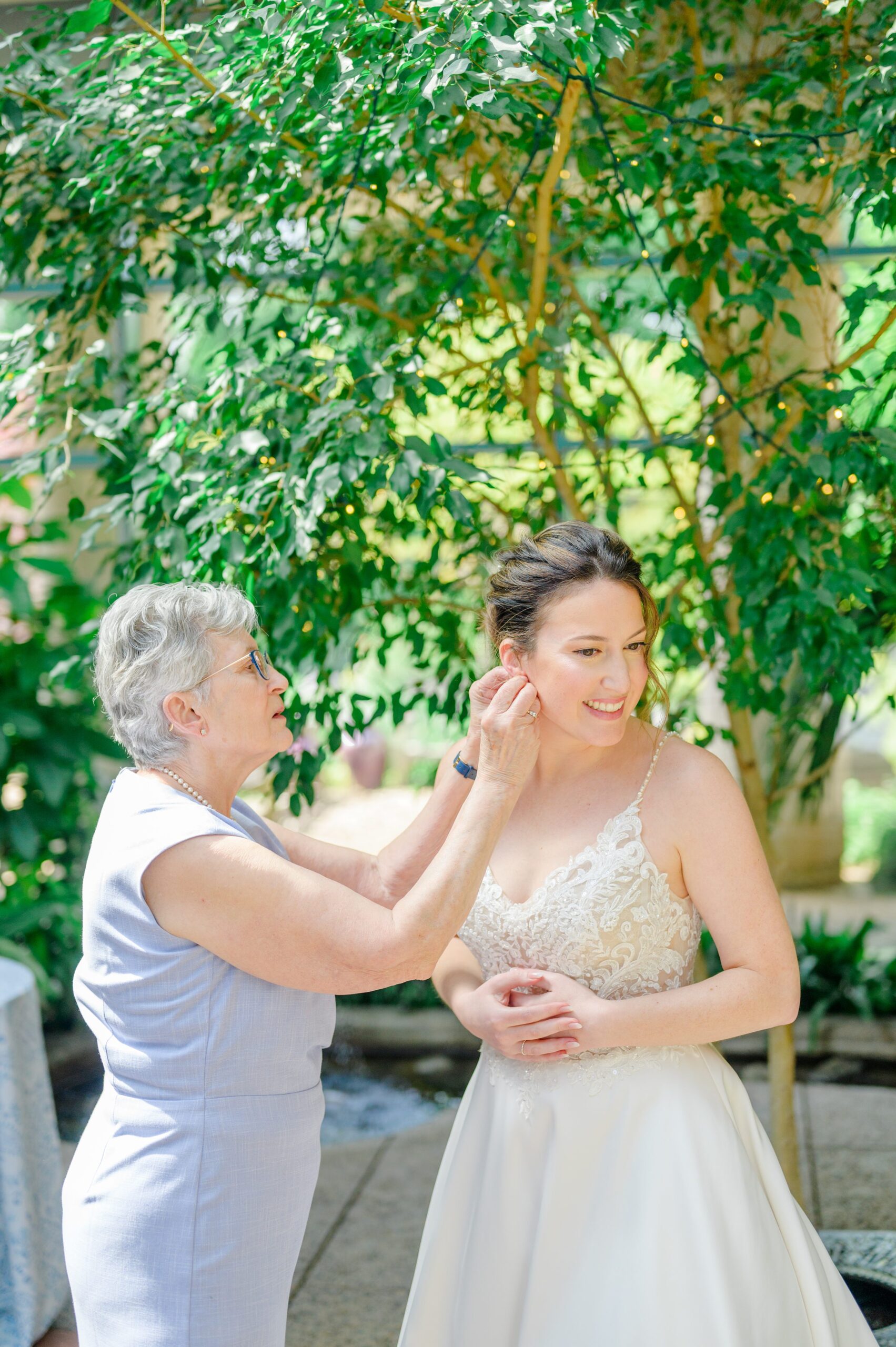 Spring wedding day at The Atrium at Meadowlark Botanical Gardens Photographed by Baltimore Wedding Photographer Cait Kramer Photography