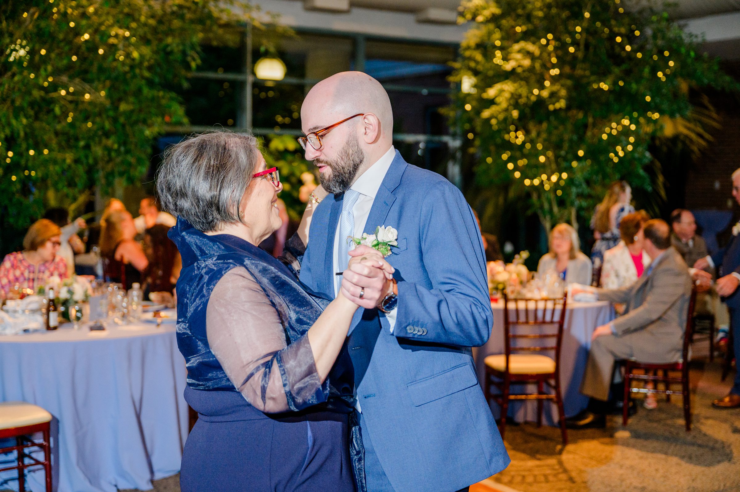 Spring wedding day at The Atrium at Meadowlark Botanical Gardens Photographed by Baltimore Wedding Photographer Cait Kramer Photography