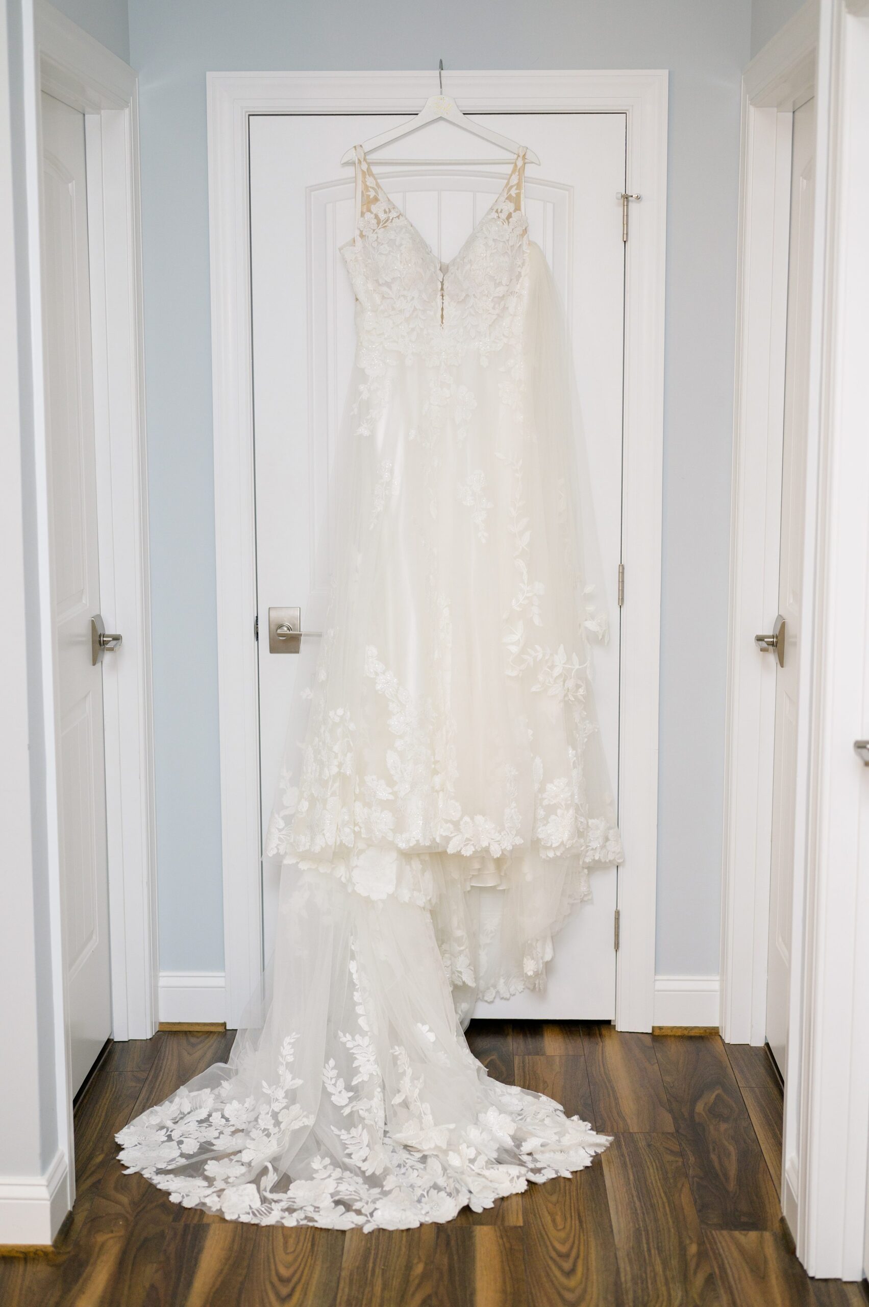 Pastel private estate wedding in Southern Maryland photographed by Baltimore Wedding Photographer Cait Kramer.