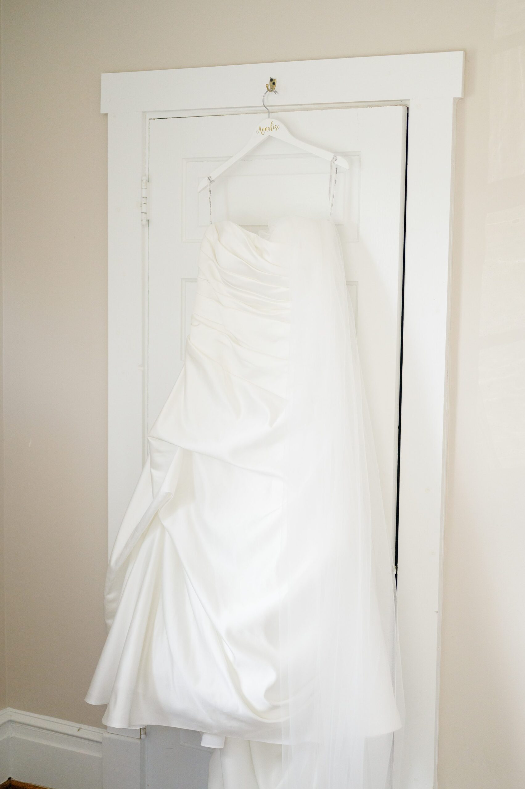 Summer wedding day at Raspberry Plain Manor in Leesburg, Virginia. Photographed by Baltimore Wedding Photographer Cait Kramer.
