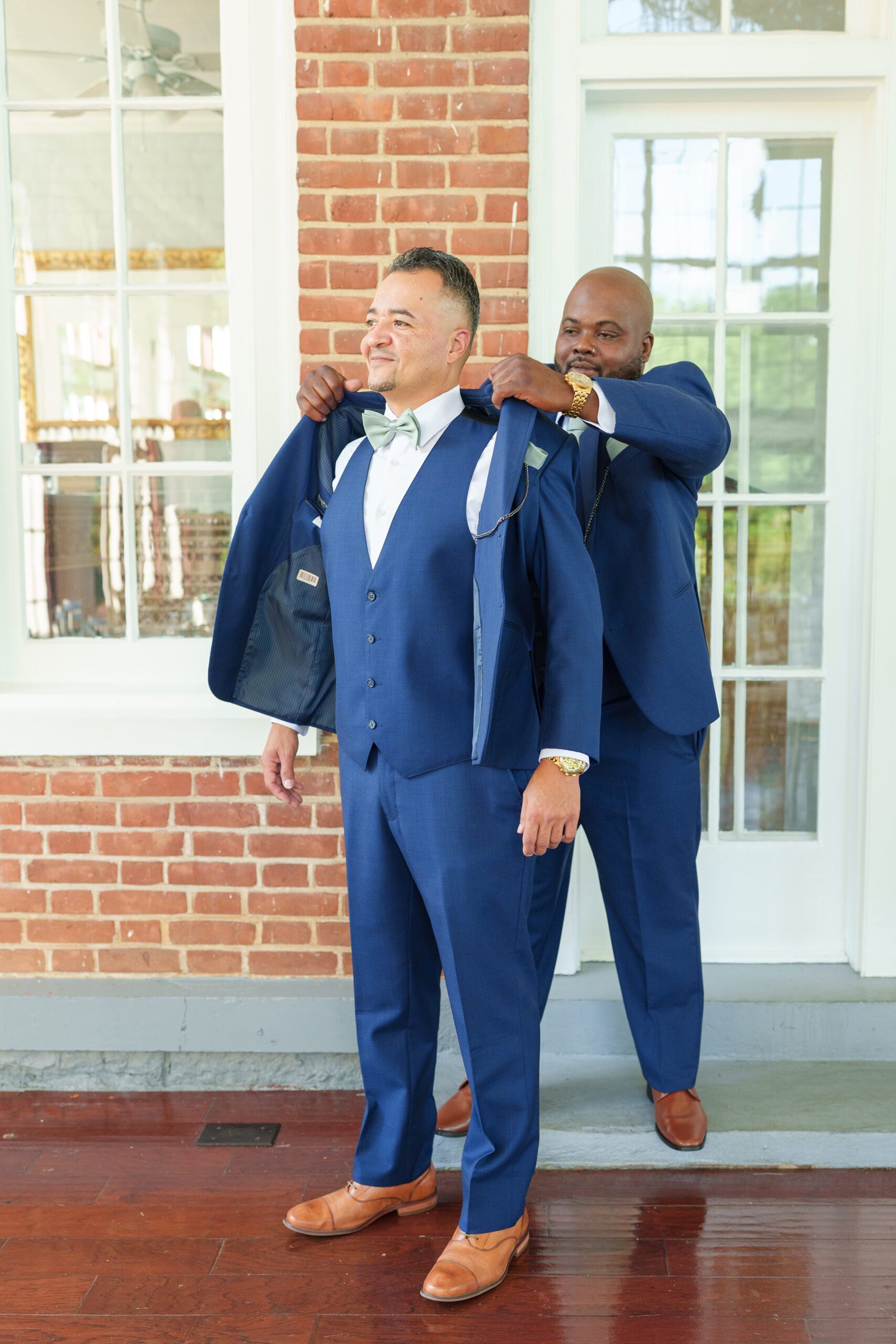 Summer wedding day at Raspberry Plain Manor in Leesburg, Virginia. Photographed by Baltimore Wedding Photographer Cait Kramer.