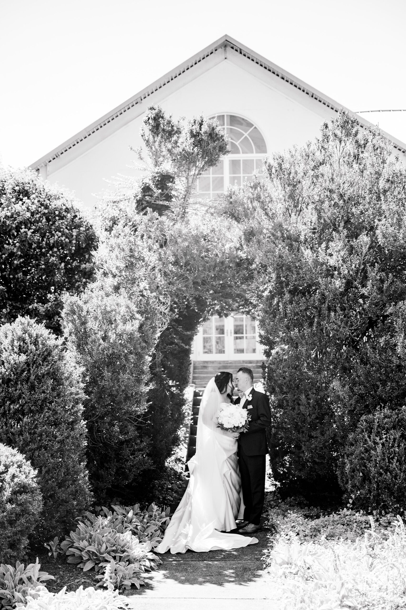 Summer wedding day at Raspberry Plain Manor in Leesburg, Virginia. Photographed by Baltimore Wedding Photographer Cait Kramer.