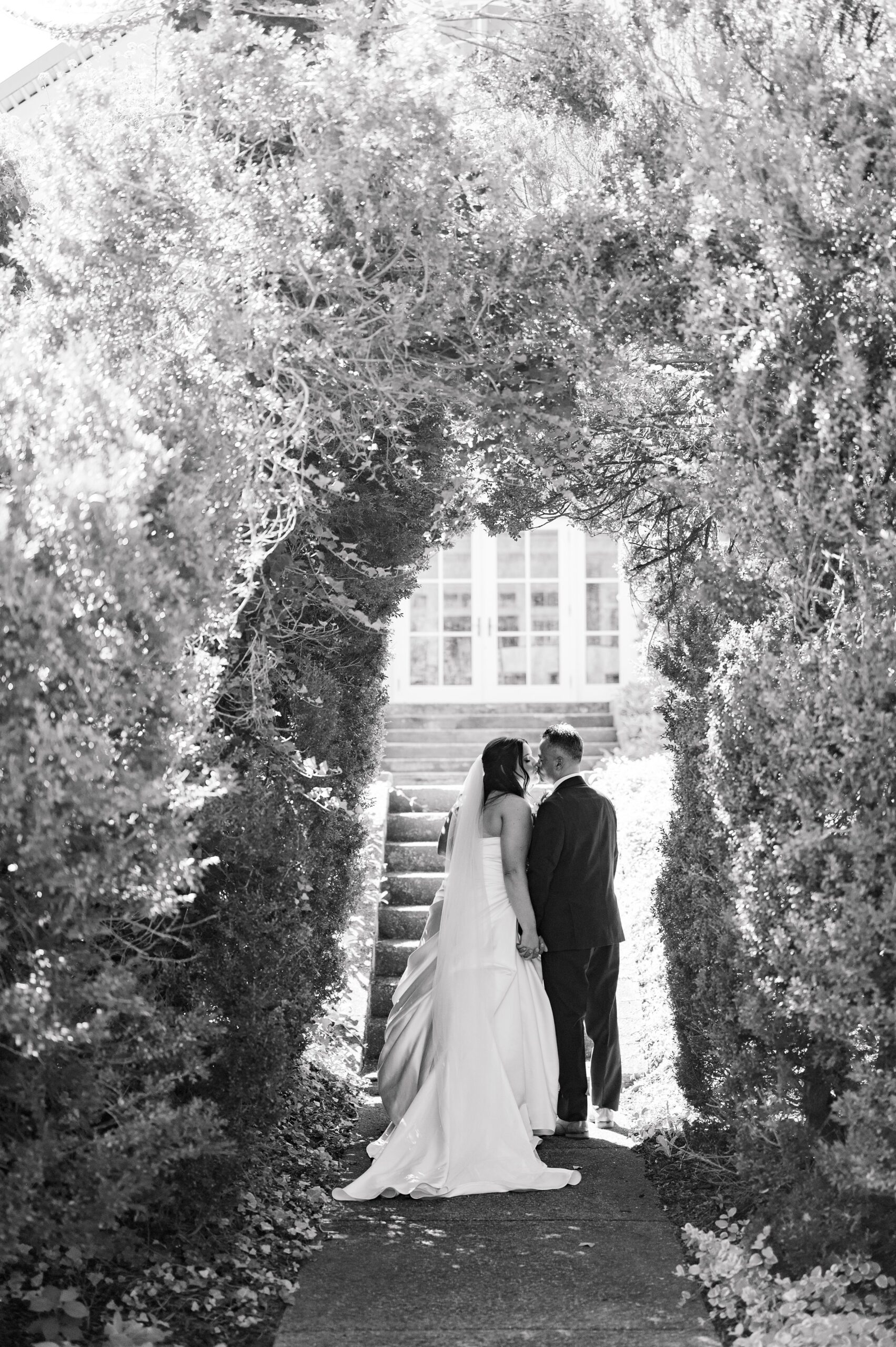 Summer wedding day at Raspberry Plain Manor in Leesburg, Virginia. Photographed by Baltimore Wedding Photographer Cait Kramer.