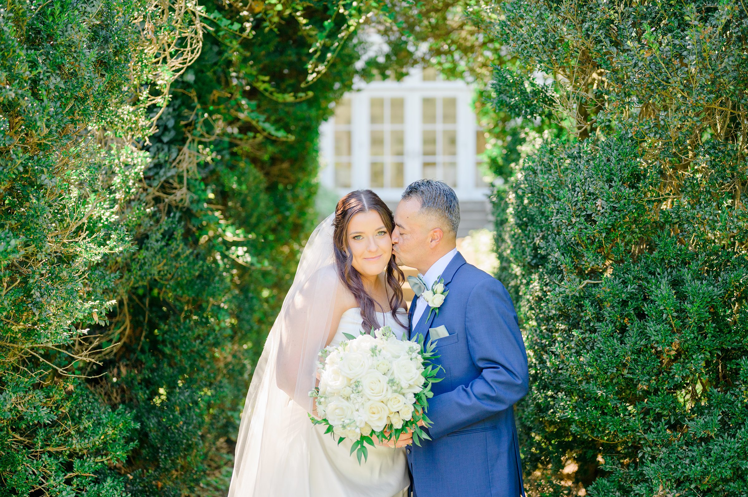 Summer wedding day at Raspberry Plain Manor in Leesburg, Virginia. Photographed by Baltimore Wedding Photographer Cait Kramer.