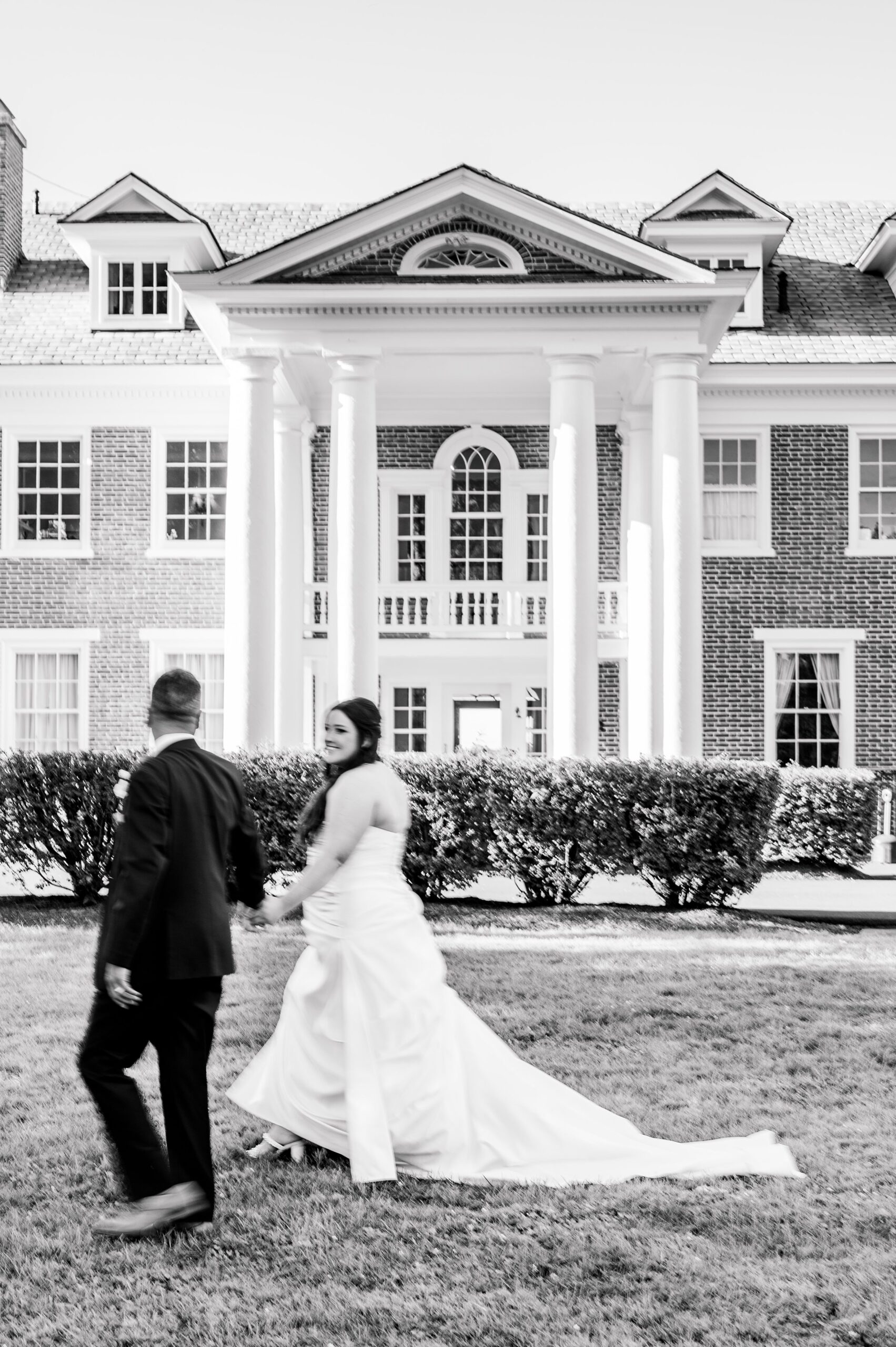 Summer wedding day at Raspberry Plain Manor in Leesburg, Virginia. Photographed by Baltimore Wedding Photographer Cait Kramer.