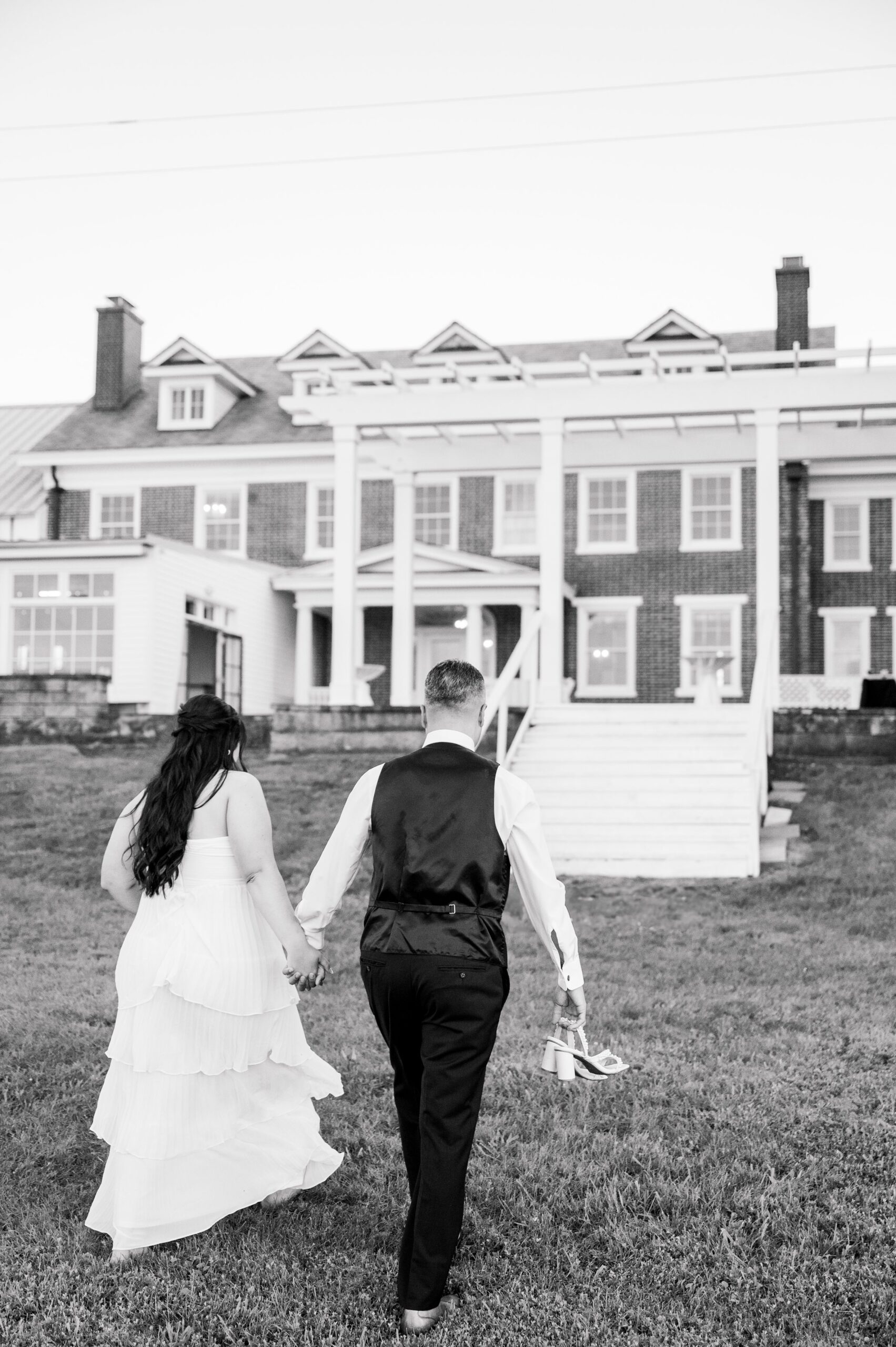 Summer wedding day at Raspberry Plain Manor in Leesburg, Virginia. Photographed by Baltimore Wedding Photographer Cait Kramer.