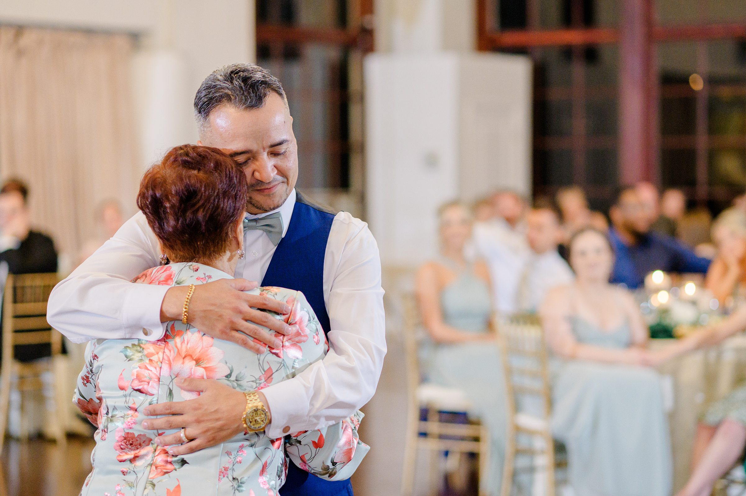 Summer wedding day at Raspberry Plain Manor in Leesburg, Virginia. Photographed by Baltimore Wedding Photographer Cait Kramer.