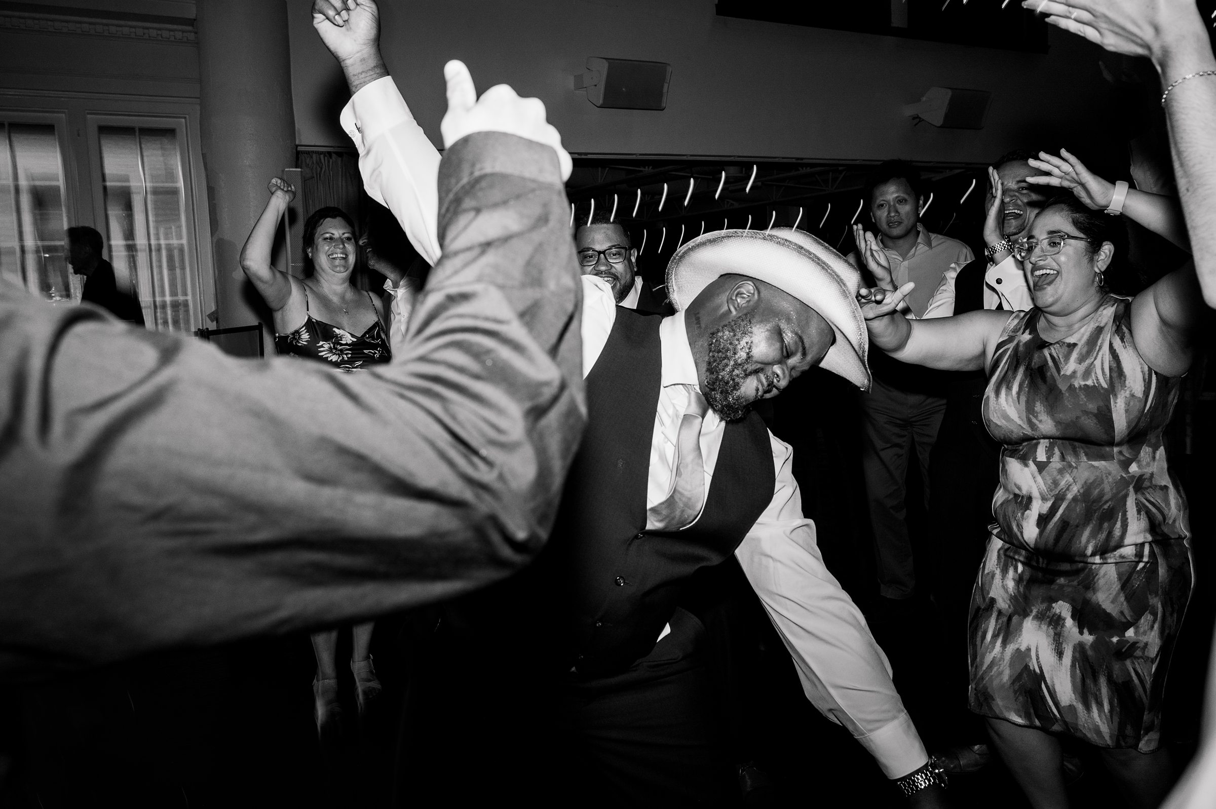 Summer wedding day at Raspberry Plain Manor in Leesburg, Virginia. Photographed by Baltimore Wedding Photographer Cait Kramer.