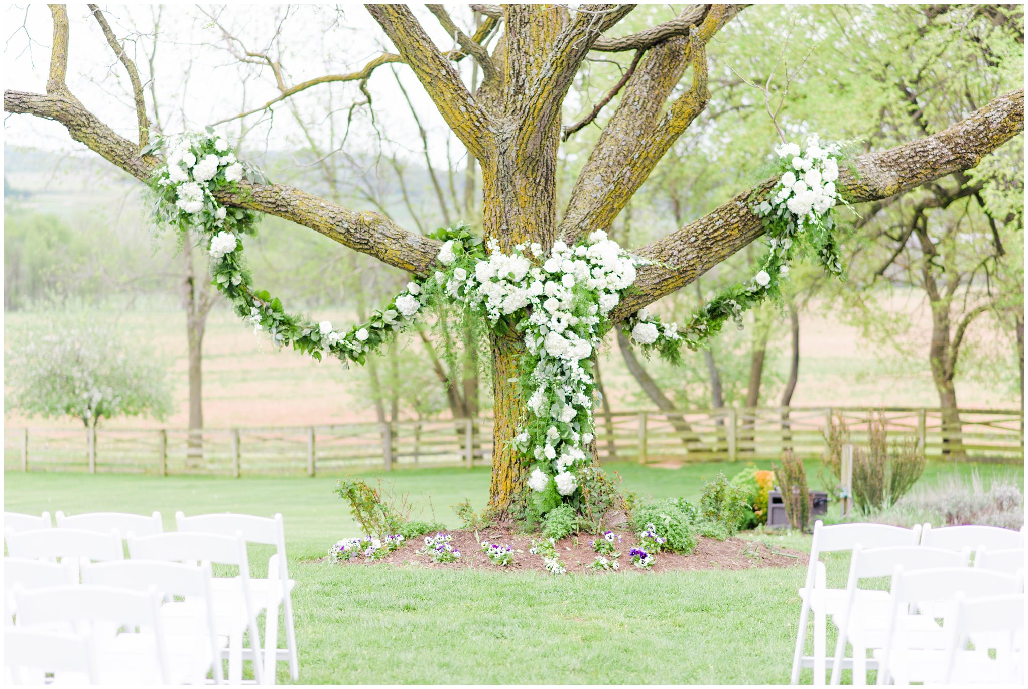 Gorgeous green and white floral garland | caitkramer.com