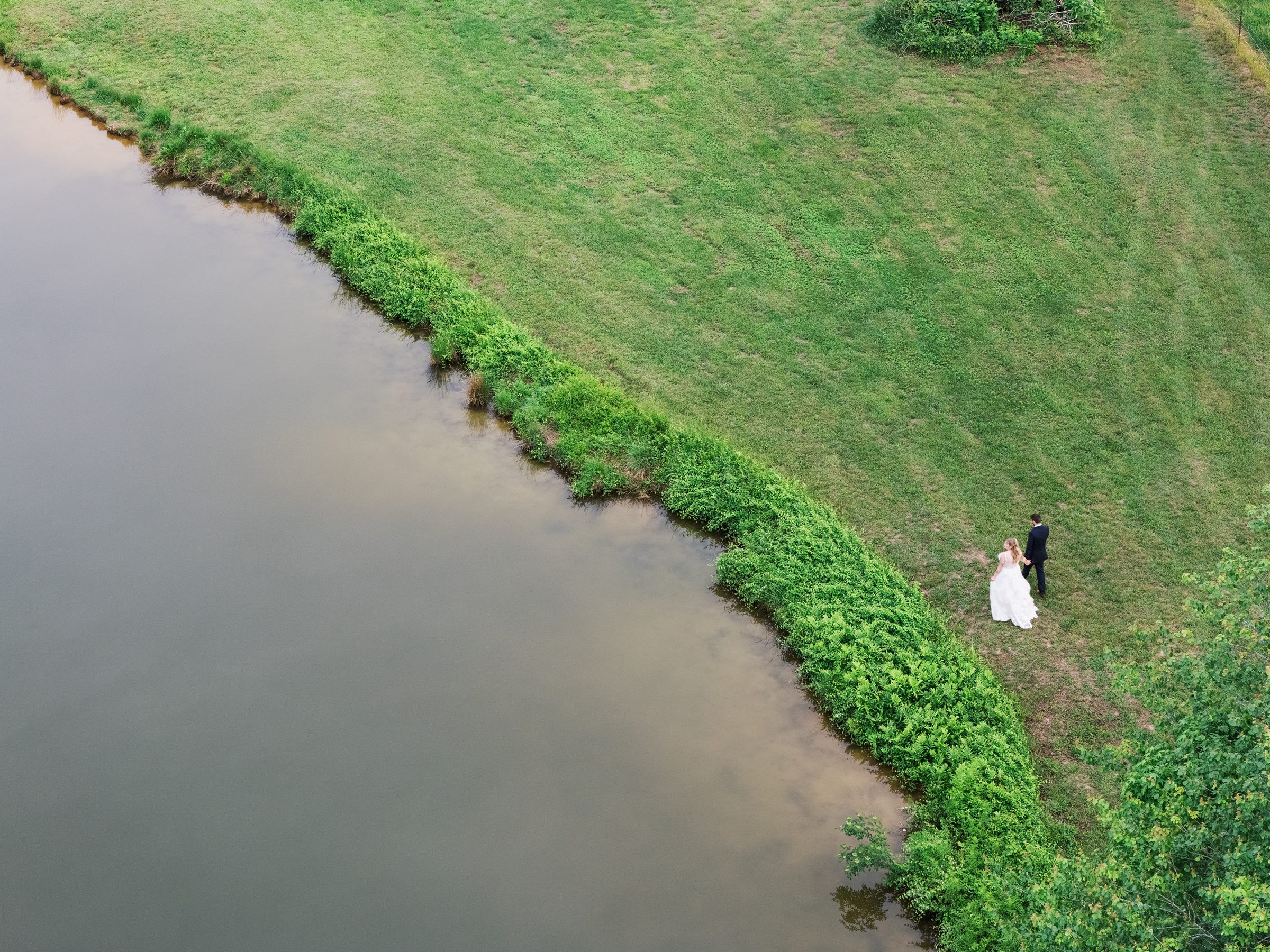 Pastel private estate wedding in Southern Maryland photographed by Baltimore Wedding Photographer Cait Kramer.